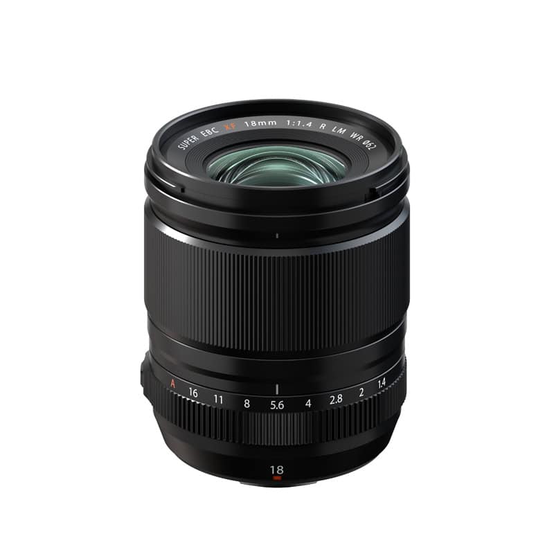 Fujinon XF18mm F1.4 R LM WR Objektiv auf weißem Hintergrund.
