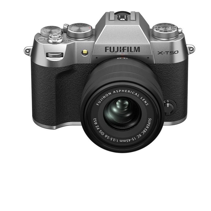 Fujifilm X-T50 Kamera mit 15-45mm Objektiv in Silber.
