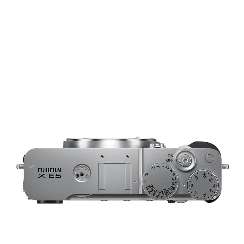 Fujifilm X-E5 Gehäuse in Silber, Nahaufnahme von oben.